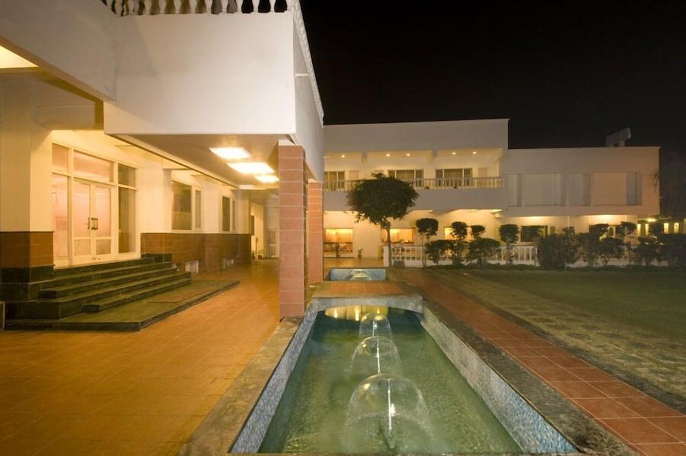 Grand Hotel Agra  Buitenkant foto